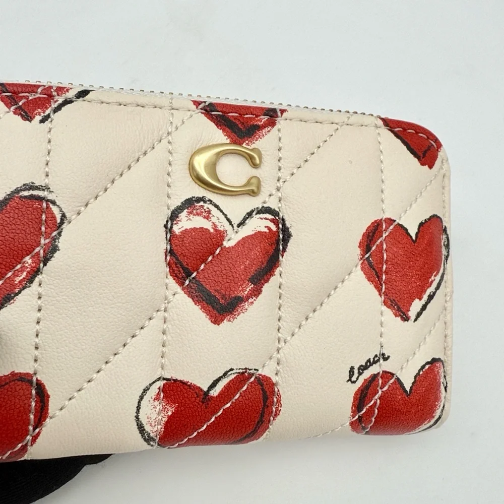 Coach Essential Small Zip Around Card Case Wallet With Quilting And Heart Print